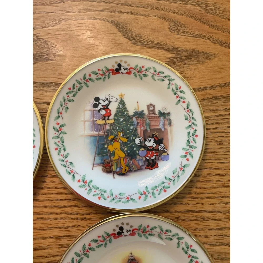 Lenox Disney Mickey & Co Holiday Plates Set of 4 Ivory China Gold Rim Christmas